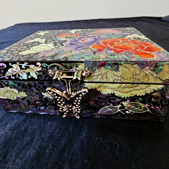 Black with Butterflies & Peony Floral Mother Of Pearl Small Keepsake,Jewelry Box - Picture 9 of 9